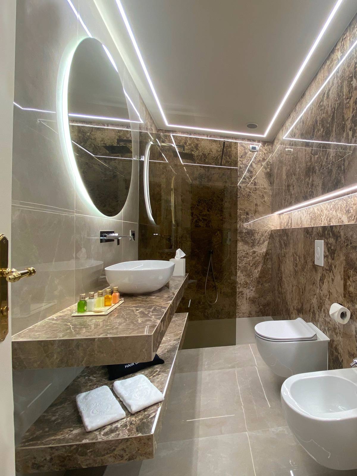 bagno in marmo - camera senza vista lago 