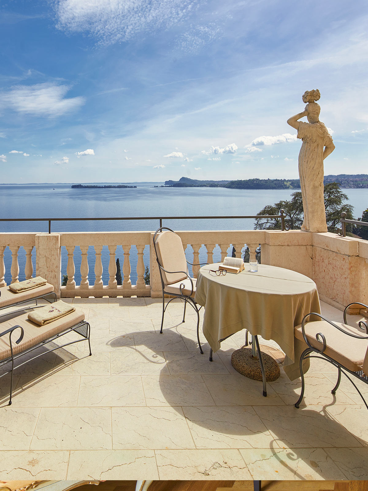 Terrazza della Suite con vista lago sull'isola del garda