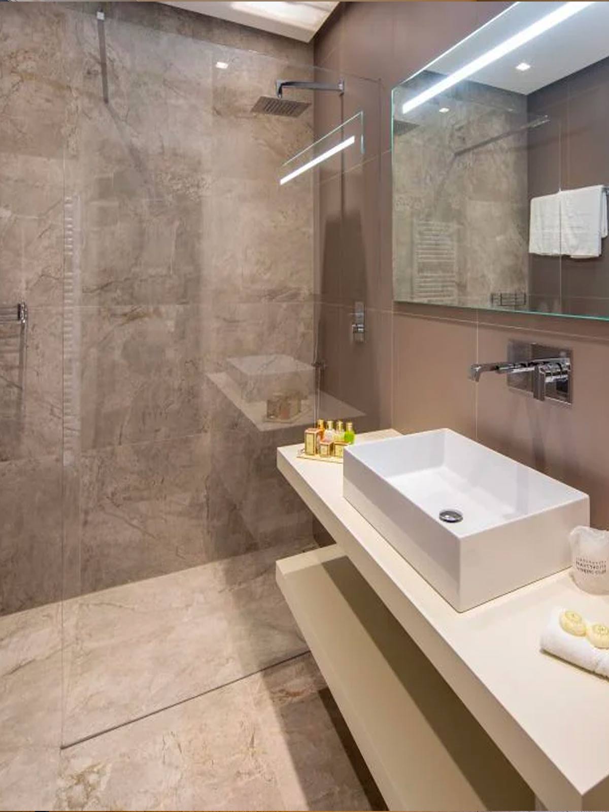 bagno in marmo - camera senza vista lago 