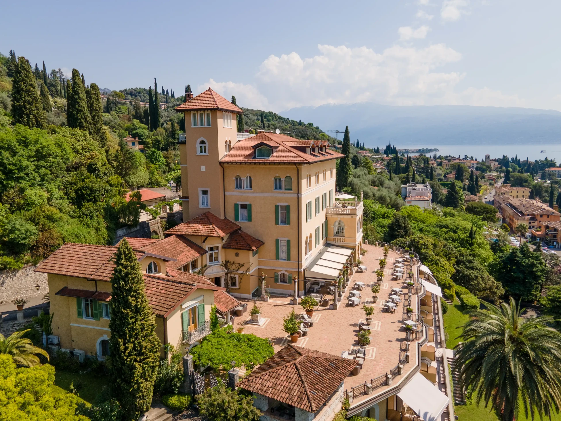 Storica villa mediterranea con terrazza vista lago e cipressi