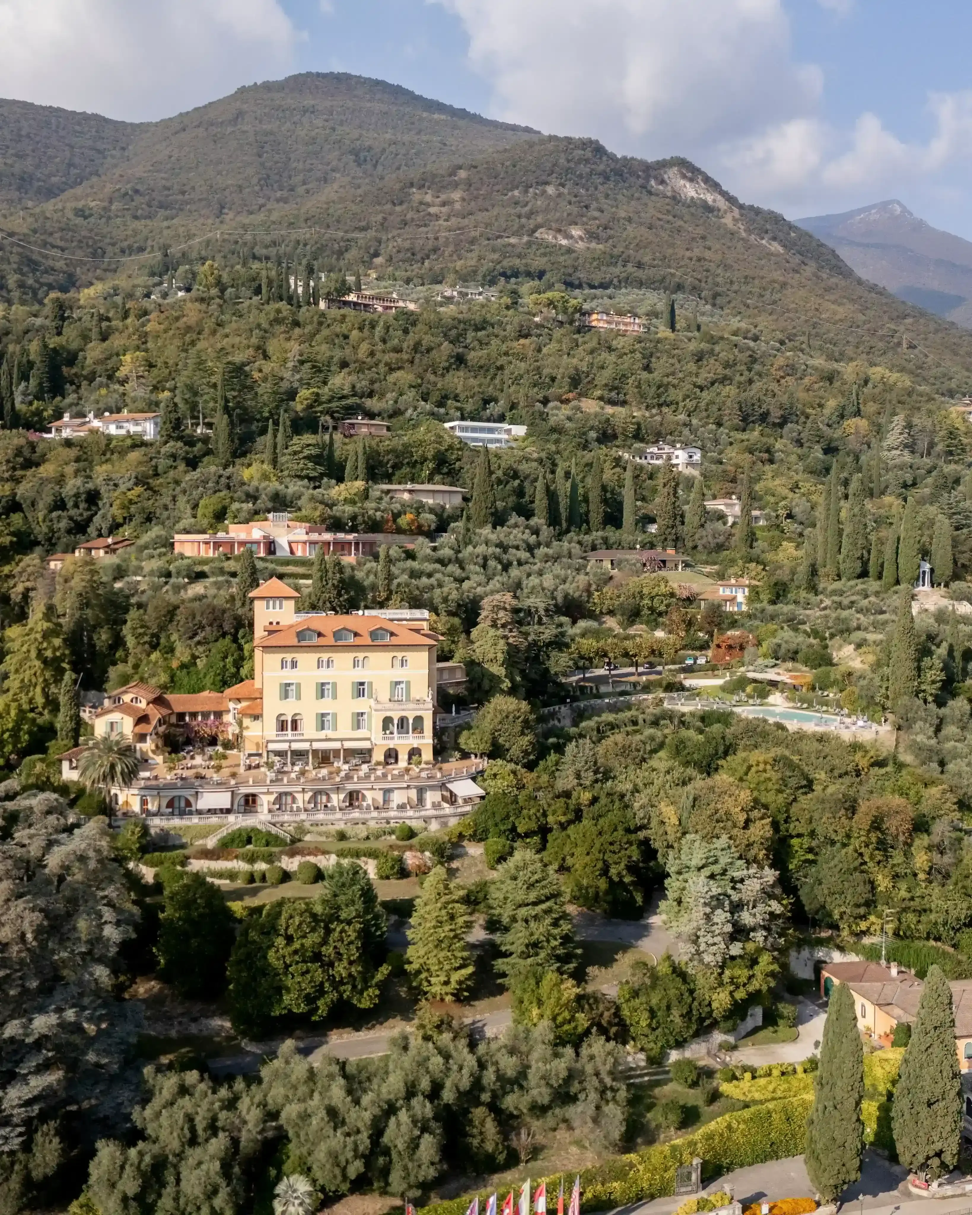 Villa storica tra cipressi su collina panoramica di montagna